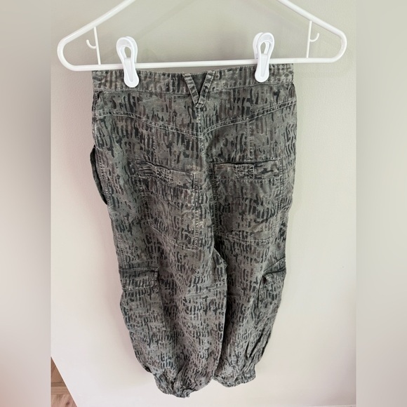 Free People Fly Away Printed Cargo Parachute Pants - Size 0 - Picture 11 of 14